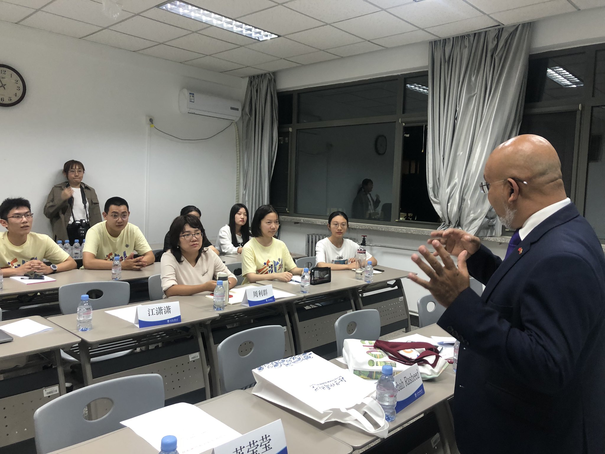 ޗައިނާގައި ދިވެހިބަސް ކިޔަވައިދޭން ފަށައިފި!