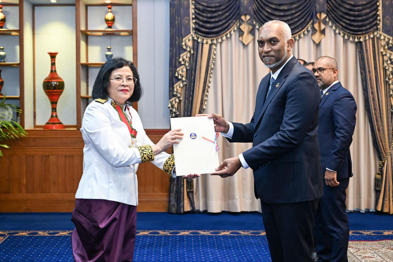 12 ޤައުމެއްގެ ސަފީރުންގެ ފަތްކޮޅު ރައީސަށް އަރުވައިފި