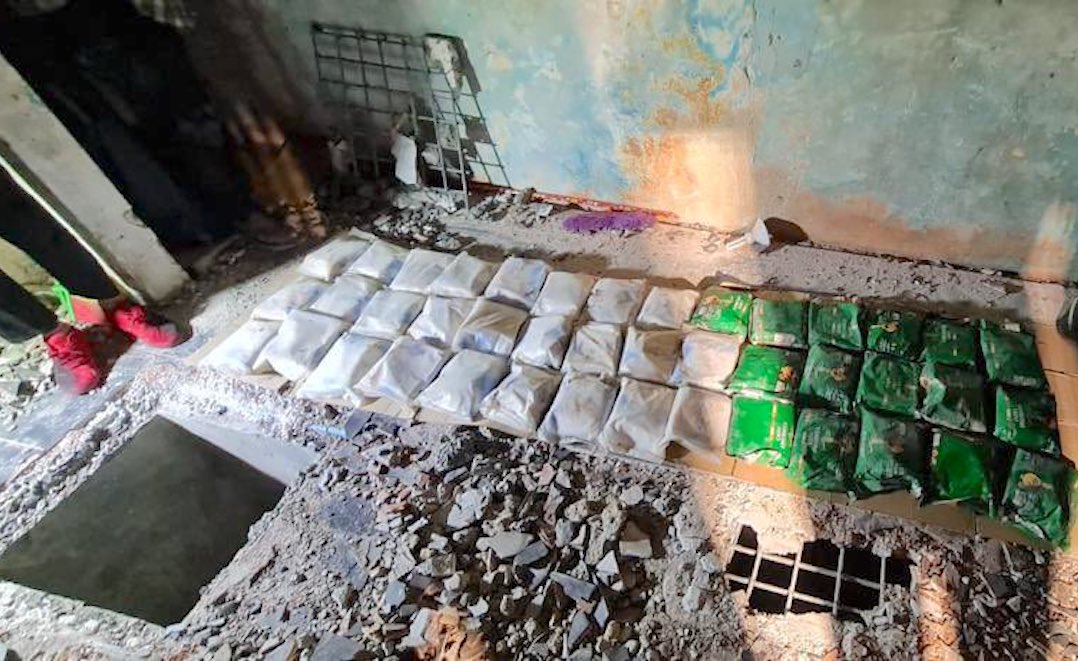 ގެއެއްގެ ތަޅުންދަށުގައި ފޮރުވާފައިހުރި 42 ކިލޯގެ ޑްރަގްސް އަތުލައިގެންފި