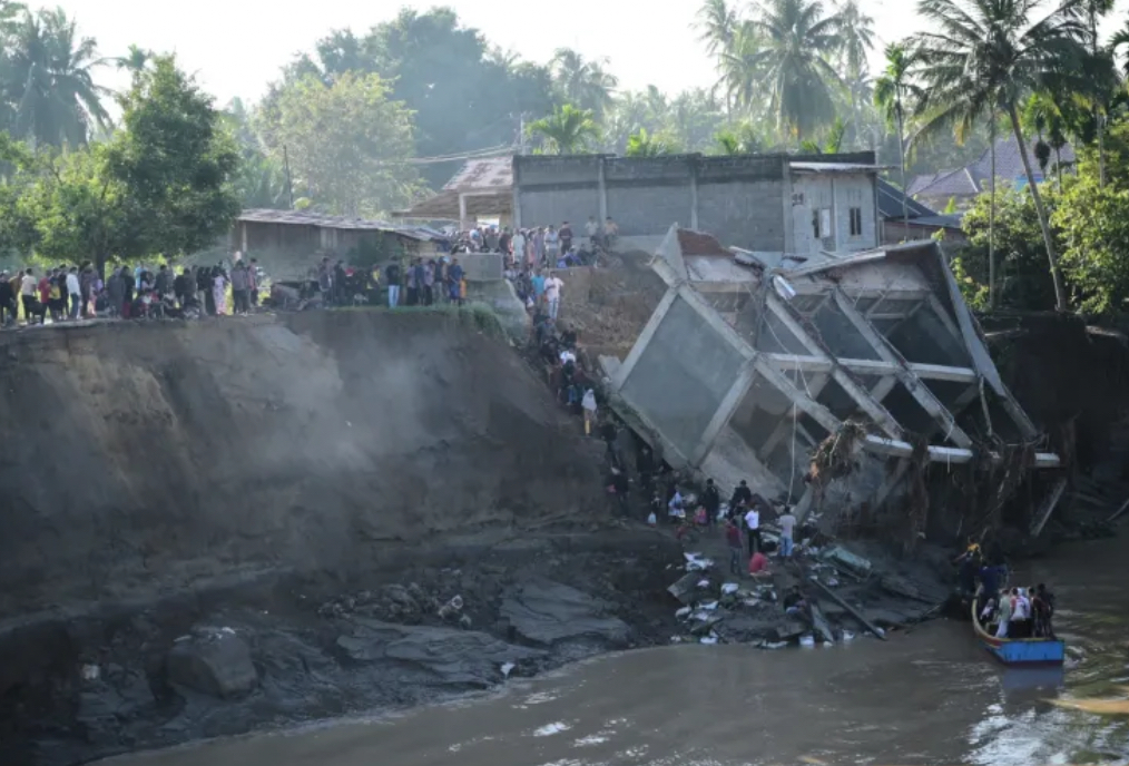 އިންޑޮނޭޝިއާއަށް ކުރަމުންދާ ވިއްސާރާގައި ފެންބޮޑުވެ 300 އަށްވުރެ ގިނަ މީހުން މަރު