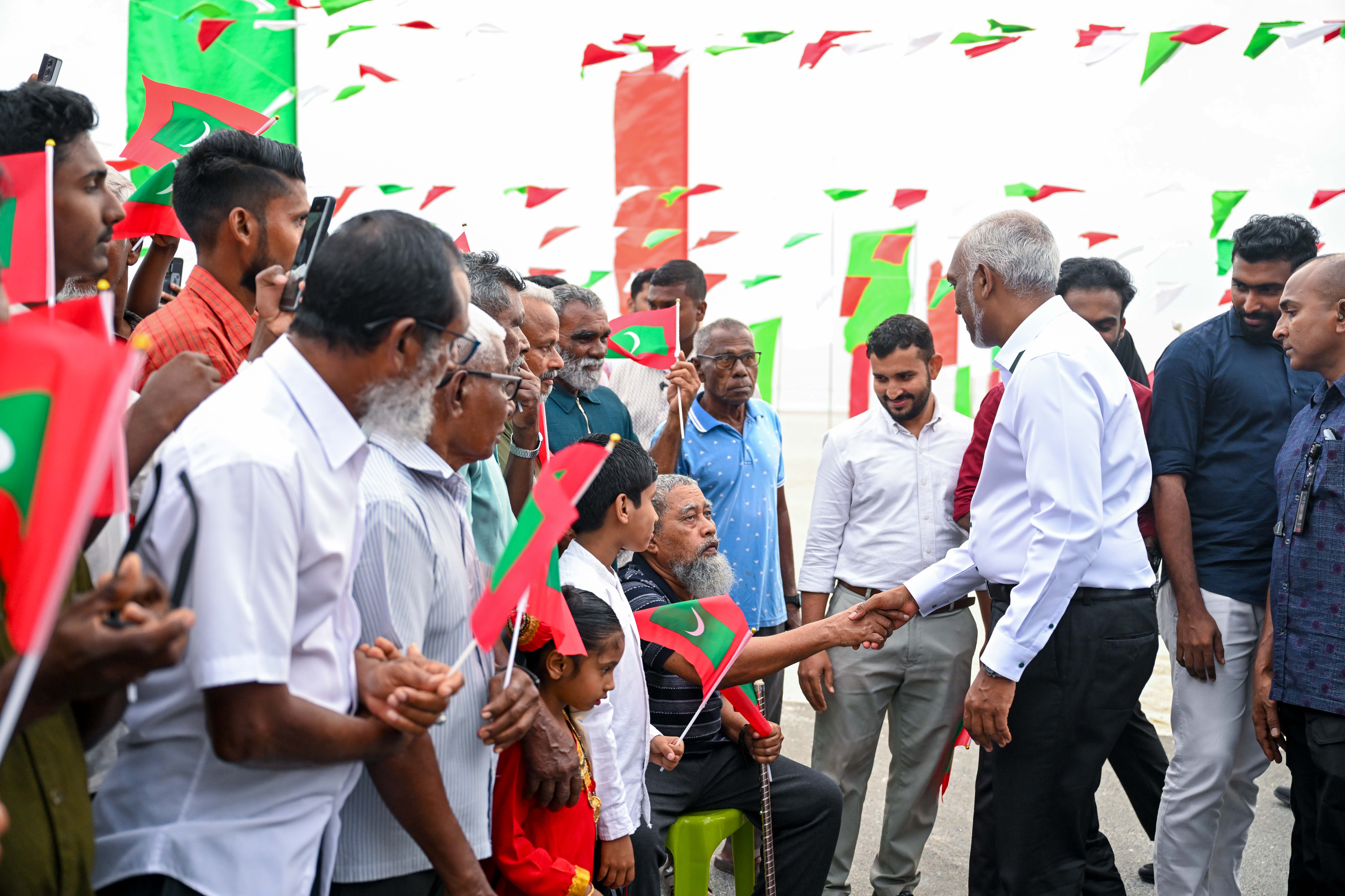 ށ. އަތޮޅަށް ކުރެއްވި ދަތުރުފުޅަށްފަހު ރައީސް މާލެ ވަޑައިގެންފި