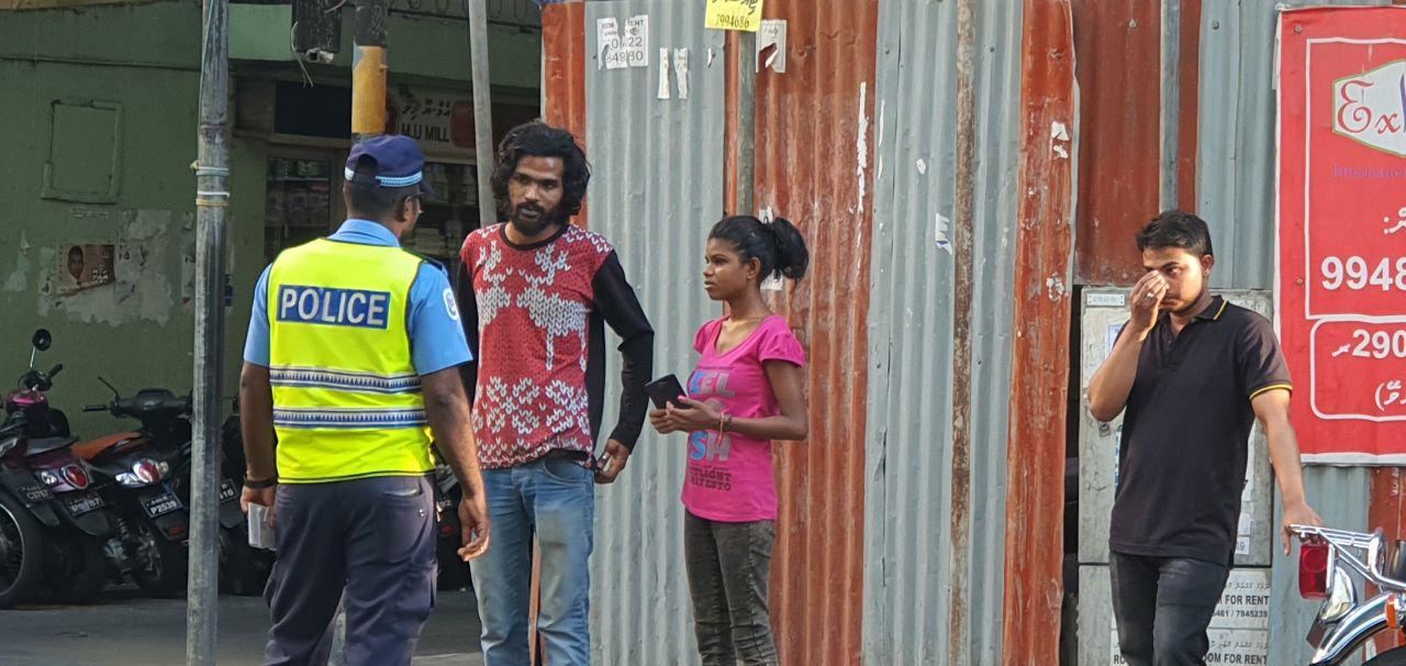 ކޯވިޑްްްް-19 އާއި ގުޅިގެން މާލޭގައި ކާފިއު ހިންގި ގަޑީގައި ނުކުމެ އުޅުނު ބަޔަކާ ފުލުހުން ސުވާލުކުރަނީ