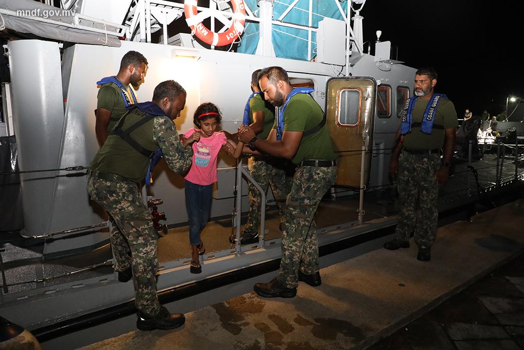 އިންޖީނު ހުއްޓުނު ދޯންޏެއްގައި ތިބި މީހުން ކޯސްޓްގާޑުން ހުޅުމާލެ ގެނެސްދީފި