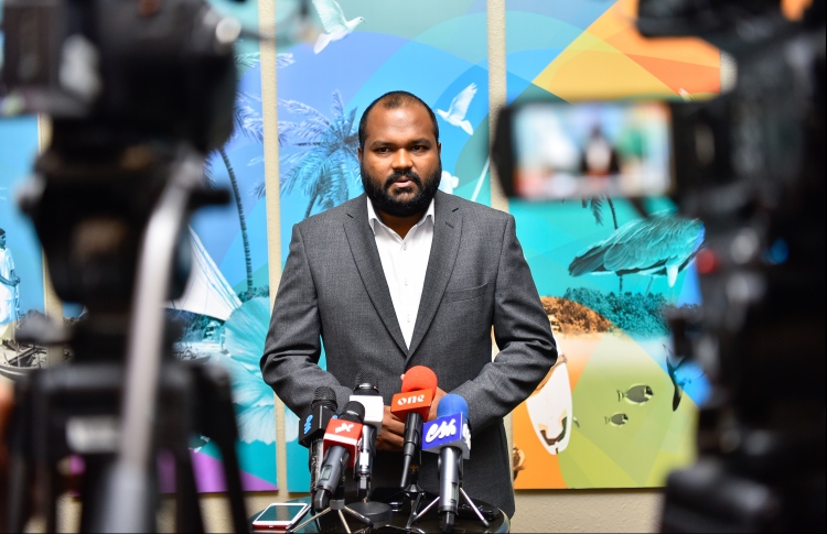 އަލީ ވަހީދު މިރޭ ނޫސްވެރިންނާއެކު ސިއްރުތަކެއް ހާމަކުރަނީ