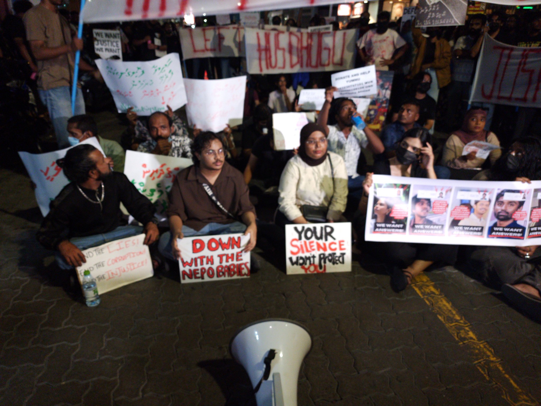 މަޙްޒޫމާއި ޝިމަން ހައްޔަރުކުރީ ފުލުހުންގެ ވާޖިބަށް ހުރަސްއަޅައި އަމުރަށް ނުކިޔަމަންތެރިވުމުން: ޕޮޮލިސް