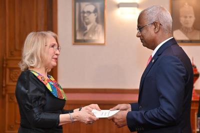 ޕެނަމާއިން ރާއްޖެއަށް ކަނޑައެޅި ފުރަތަމަ ސަފީރު ފަތްކޮޅު އަރުވައިފި