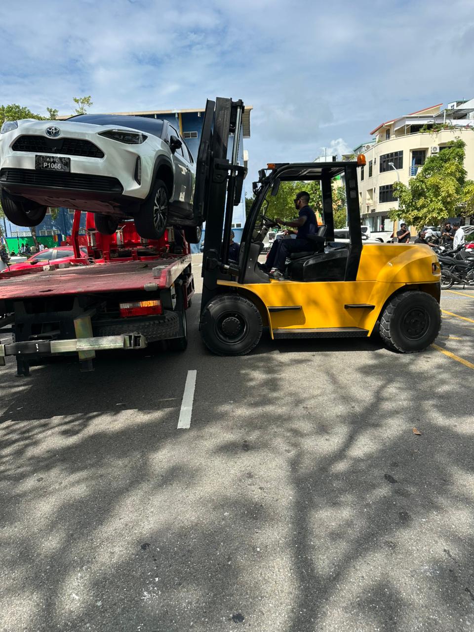 ހުޅުމާލޭގައި ގަވައިދާ ހިލާފަށް ޕާކުކޮށްފައިވާ އުޅަނދުތައް ނަގަން ފަށައިފި