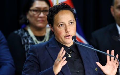 މަސްތު ނުފިލަނީސް ކާރުދުއްވެވި ވަޒީރު އިސްތިޢުފާދެއްވައިފި