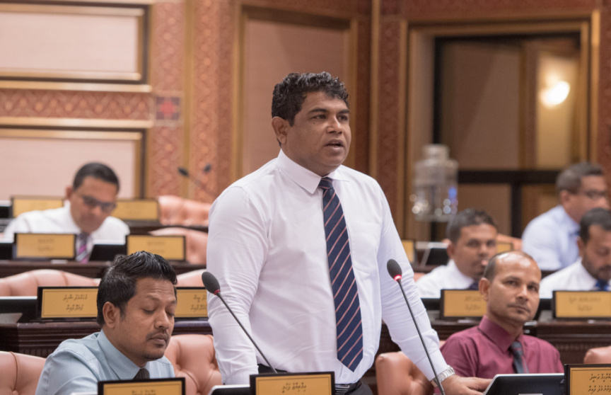 ރައްޔިތުންނަށް ސަރުކާރު ވައްޓާލެވޭނެ؛ އެކަންކުރެވޭނީ ބަރުލަމާނީ ނިޒާމުން: ބޮންޑޭ