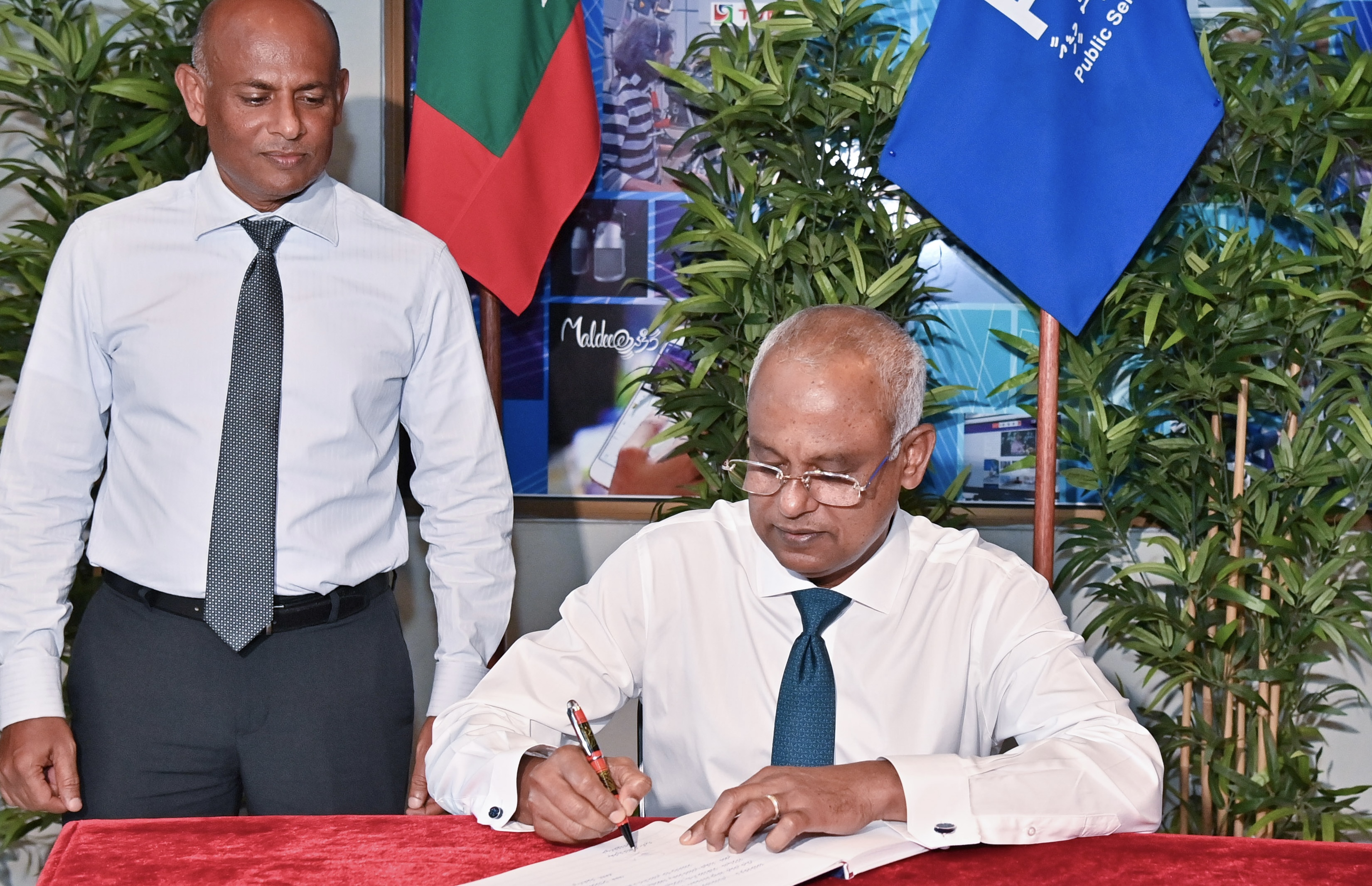 ސަމަރުބްލޫ އިބްރާހީމް މަނިކުގެ ތަޢުޒިޔާގެ ދަފްތަރުގައި ރައީސް ސޮއިކުރައްވައިފި