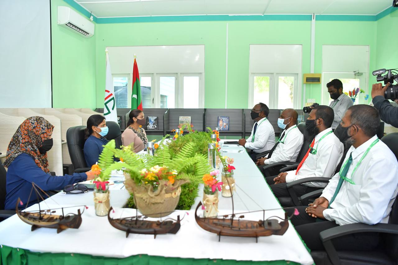 ރައީސުލްޖުމްހޫރިއްޔާގެ އަނބިކަނބަލުން ރ. ވާދޫ ސްކޫލަށް ޒިޔާރަތްކުރައްވައިފި