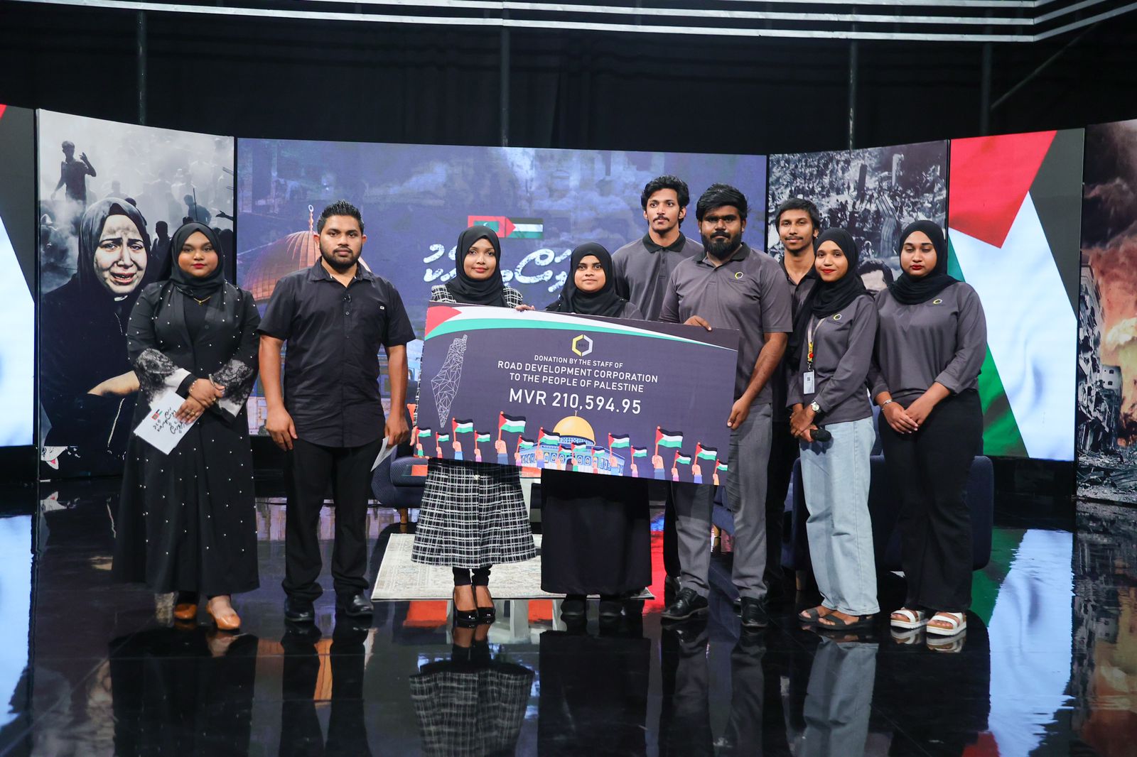 އާރް ޑީ ސީގެ މުވައްޒަފުން ފަލަސްތީން ޓެލެތޯނަށް 2 ލައްކަ ރުފިޔާ ހަދިޔާ ކޮށްފި