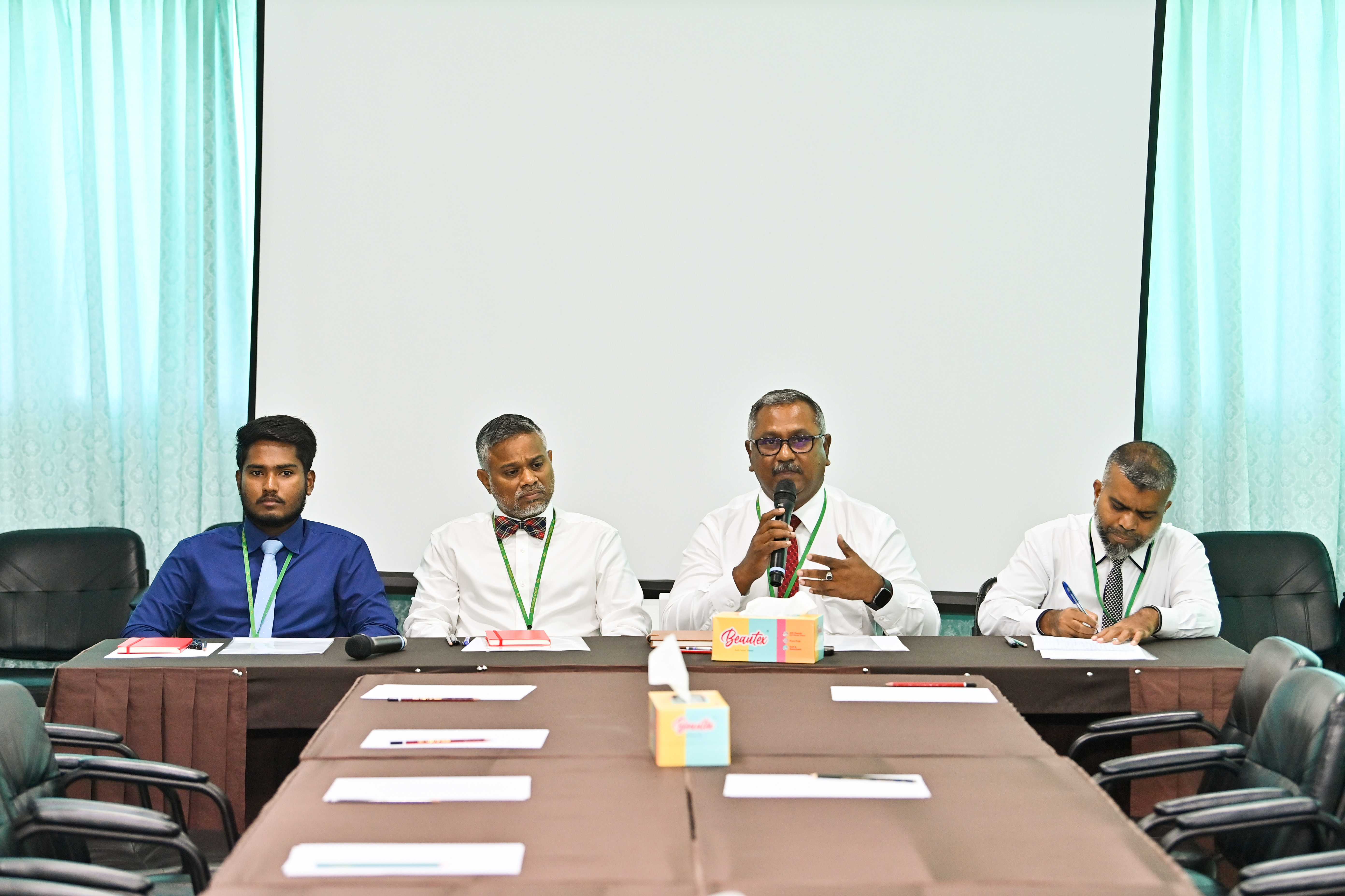 ސަރުކާރުން ޚަބަރާ މަޢުލޫމާތު ފޯރުކޮށްދެއްވުމުގައި މީޑިއާތަކުގެ މެދުގައި ތަފާތެއް ނުކުރާނެ: ރައީސް އޮފީސް