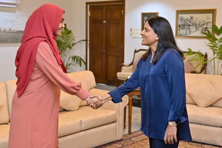 މެޑަމް ފަޒްނާއާއި އިންތިޚާބީ ރައީސްގެ އަނބިކަނބަލުން ބައްދަލުކުރަށްވައިފި