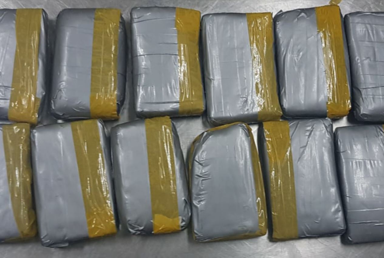 ރާއްޖެ އައި މީހެއްގެ އަތުން 83 މިލިއަން ރުފިޔާގެ މަސްތުވާތަކެތި އަތުލައިގެންފި