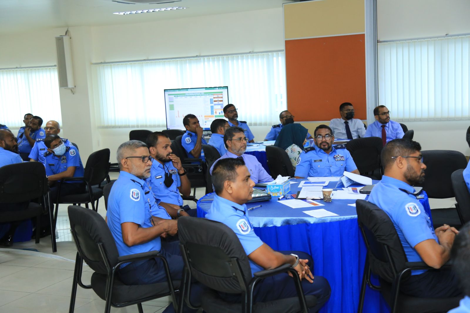 ގާބުރިއަކުން ފުލުހަކަށް ޙަމަލާދިން މީހާގެ ބަންދަށް 15 ދުވަސް