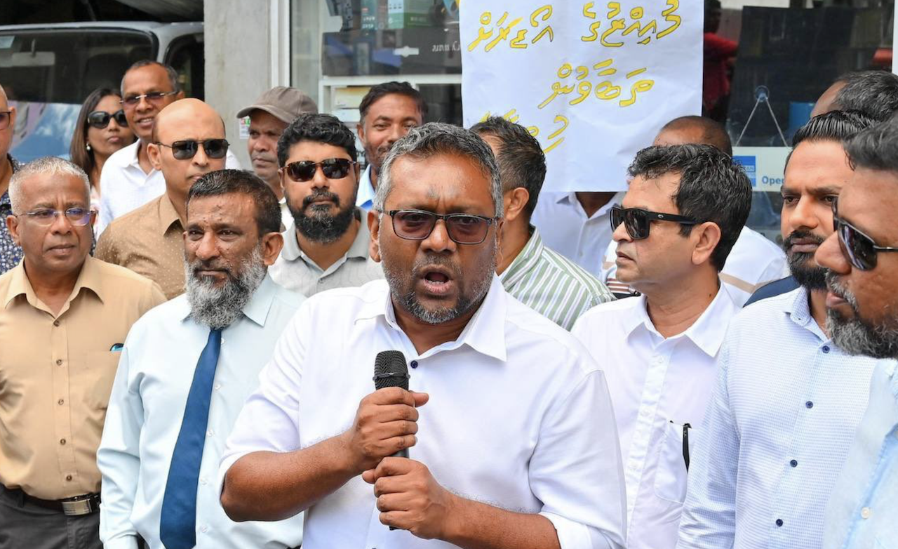 ހުރިހާ ކަމެއް ކުރަމުން ދަނީ ޚުދުމުހުތާރުކަން ދައްކައި ރައްޔިތުންގެ މައްޗަށް ވެރިވެގަތުމަށް: ފައްޔާޒް