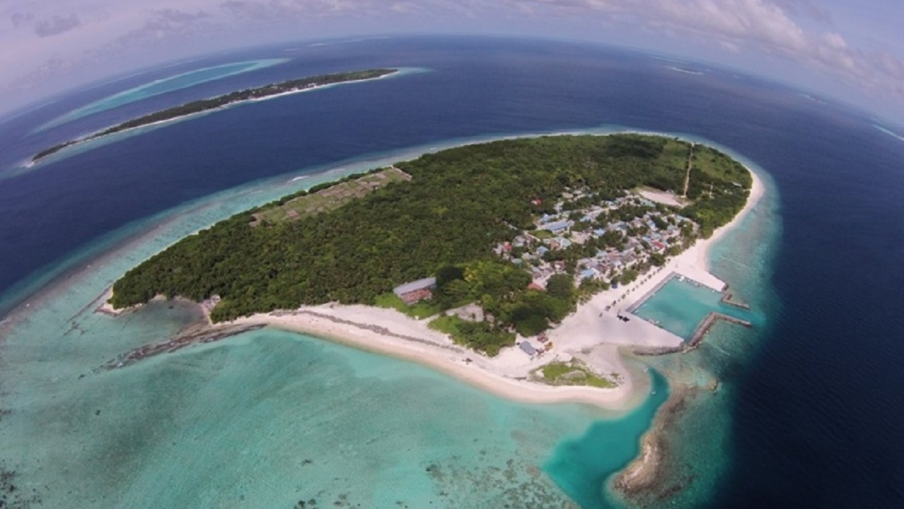 ފައިނުން ގެއްލުނު ކުޑަކުއްޖަކު މޫދުގައި ނިޔާވެފައި އޮއްވާ ފެނިއްޖެ