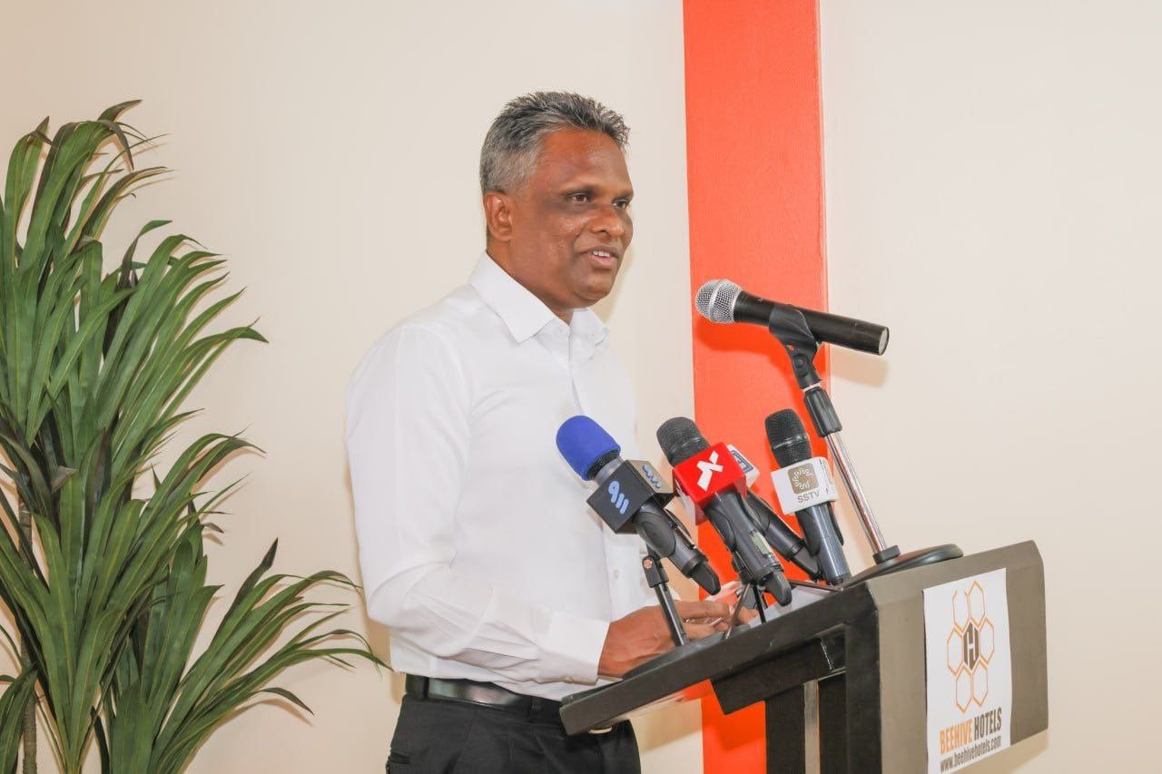 މާރުކޭޓުގައި ބިދޭސީން ގިނަވުމަކީ ދިވެހި ވިޔަފާރިވެރިންގެ ބޮޑު ކަންބޮޑުވުމެއް: މޭޔަރު އާޒިމް