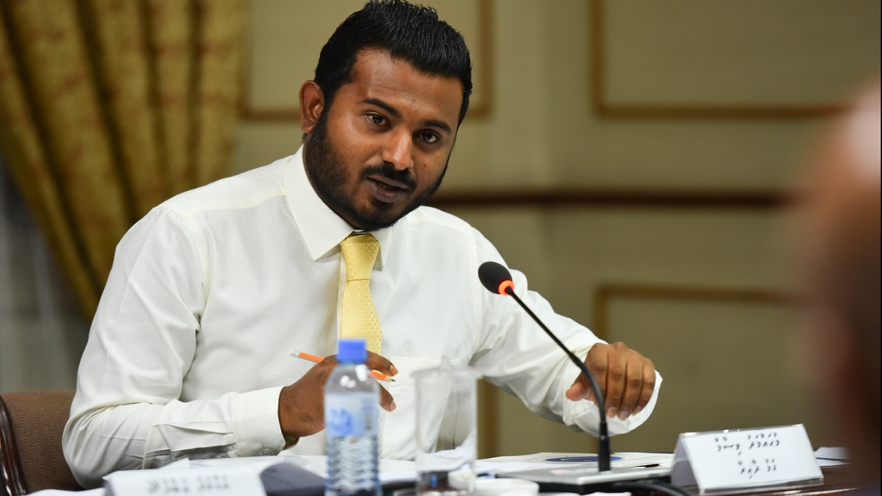 އިދިކޮޅުން މުޒާހަރާ ކުރަނީ ކޮވިޑް ފަތުރަން ކަމަށްބުނެ ސަރުކާރު މެންބަރުން ރަތަށް