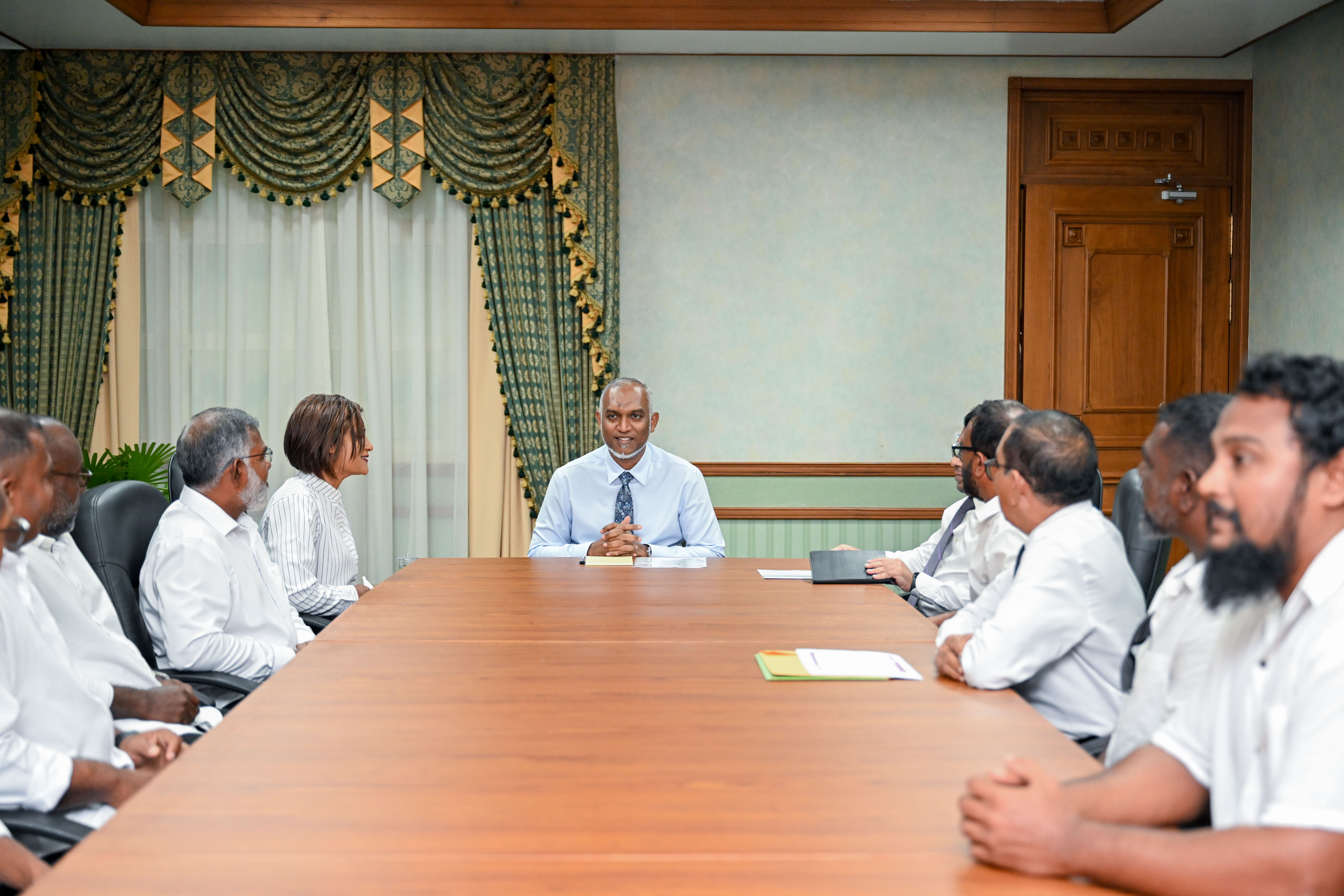 The President meets with fishermen. Photo: PO