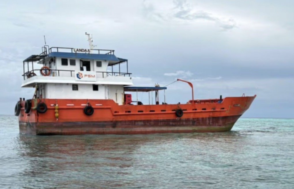 ތެޔޮ ބޯޓެއް ފަރަށް އަރާފައި-