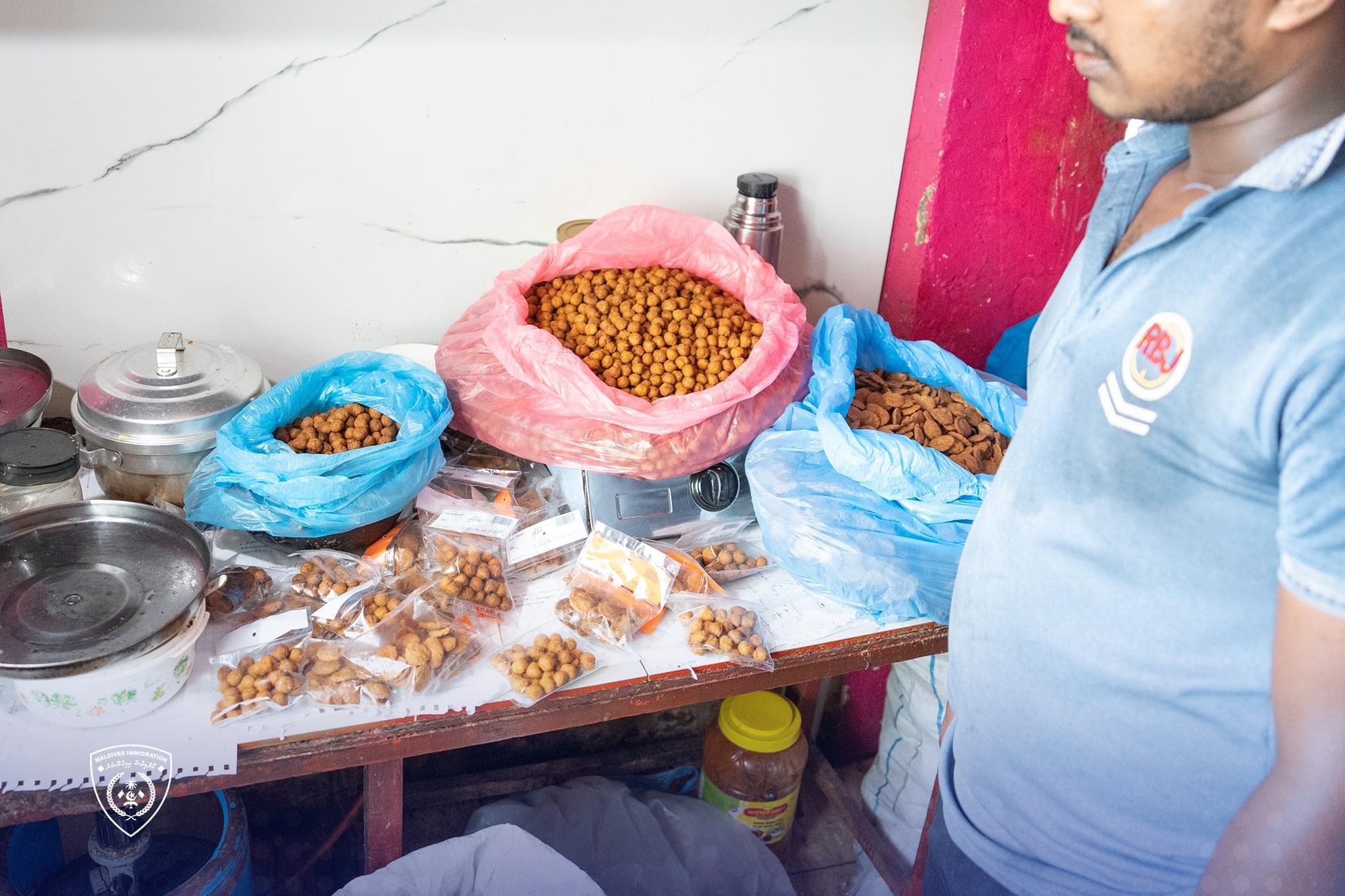 ވީީރާނާވެފައިވާ ގެއެއްގައި ކުދިގުޅަ ހަދަމުންދިޔަ ބިދޭސީންތަކެއް އަތުލައިގެންފި