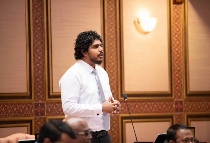 މައުލޫމާތު ހާމަކުރަން ވޯޓުނުދިނީ ވަގުތު ބޭކާރު ކުރަން އުޅޭތީ: އަޒާން