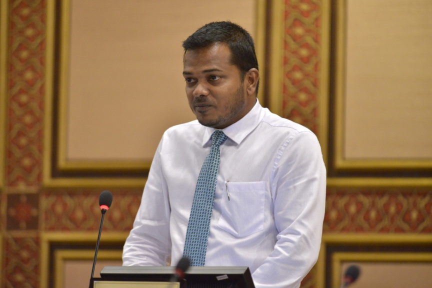 އަތޮޅުތަކަށް ކޮވިޑް ނުފެތުރި ހިފެހެއްޓިފައި ވަނީ ސަރުކާރުގެ ހަރުދަނާ ސިޔާސަތުން: އަލީ ނިޒާރު