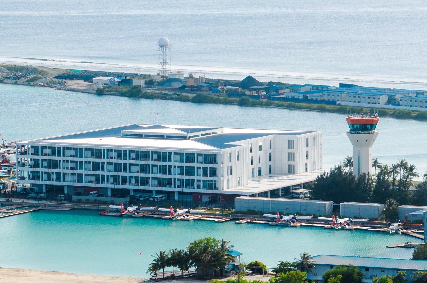 ވެލާނާ އިންޓަނޭޝަނަލް އެއާޕޯޓްގައި ކާރަކާއި ފޯކްލިފްޓެއް ޖެހި އެކްސިޑެންޓެއް ހިނގައިފި