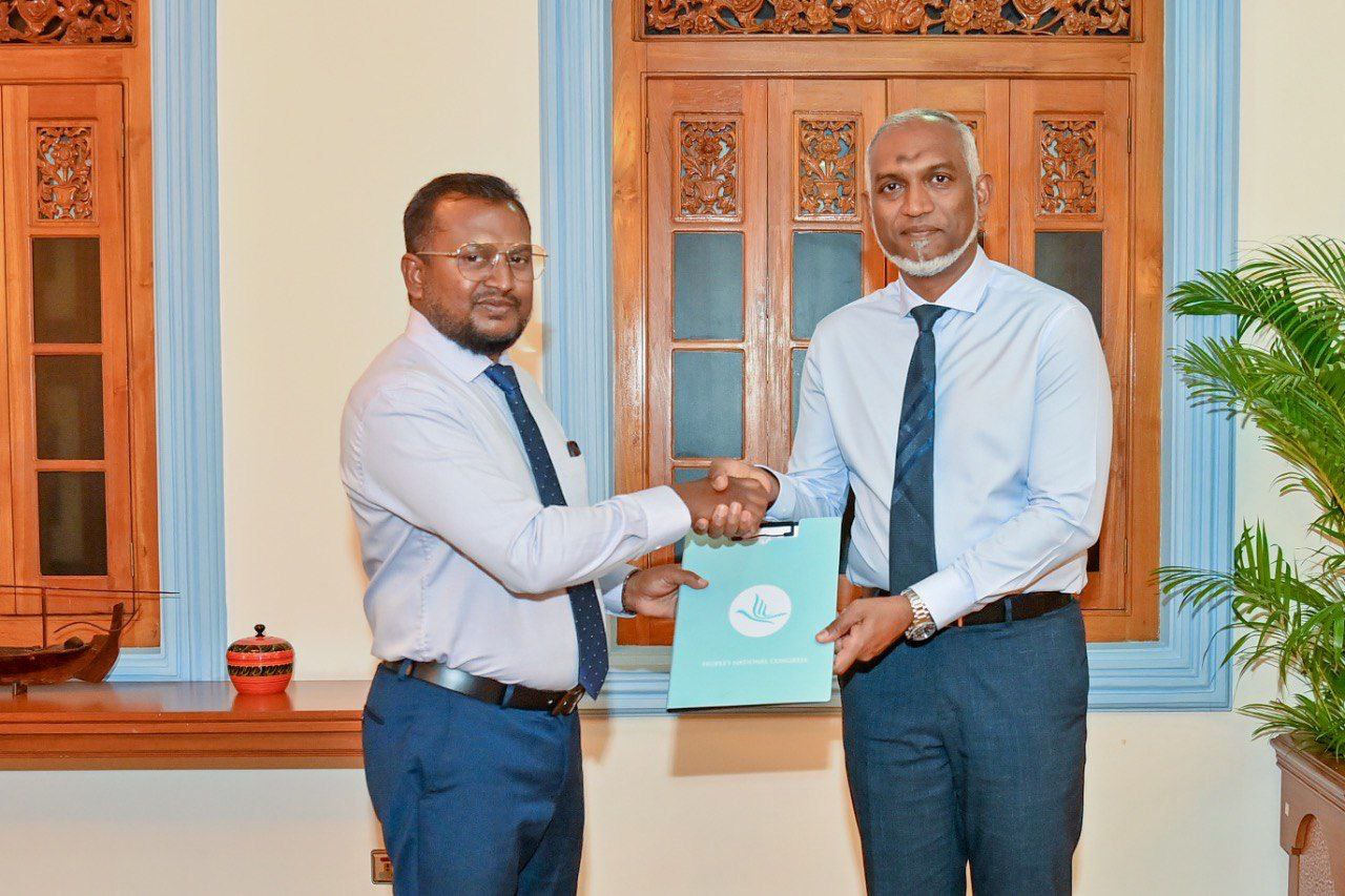 ވިލިނގިލި ދާއިރާއަށް އަމިއްލަ ގޮތުން އިންތިހާބުވި އާޒިމް ޕީއެންސީއަށް ސޮއިކޮށްފި