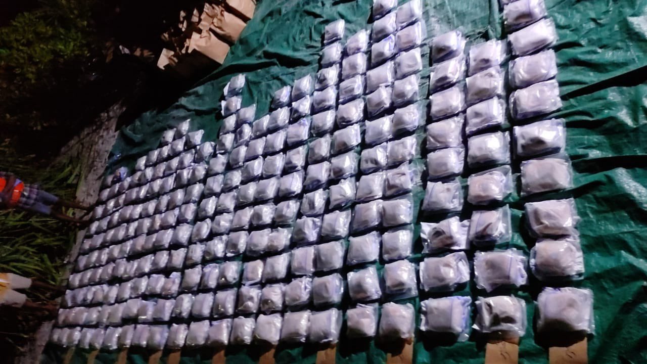 215 ކިލޯ ޑްރަގްސް: ދެ މީހުންގެ ބަންދަށް 15 ދުވަސް ޖަހައިފި