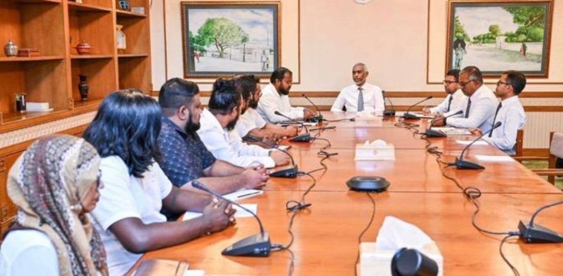 ސަރުކާރުގެ ޓެކްސީ ލައިނާމެދު ކަންބޮޑުވުން ފާޅުކުރަމުންދަނިކޮށް ރައީސް ޓެކްސީ ޑްރައިވަރުންނާ ބައްދަލުކުރައްވައިފި