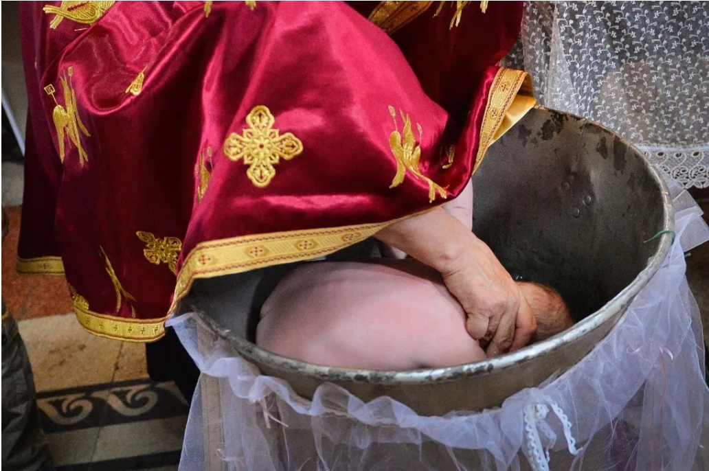 ފައްޅިއެއްގައި ތުއްތުކުއްޖަކު މަރުވުމުން ދީނުގެ ނަމުގައި ކުރާކަންކަން ބަދަލުކުރަން ގޮވާލައިފި