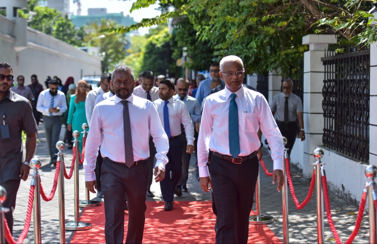 ރައީސާ ވާހަަކަ ދެކެވުނު؛ އިސްތިއުފާ ދިނުމުގެ ވިސްނުމެއް ނުގެންގުޅެން: ފައްޔާޒު