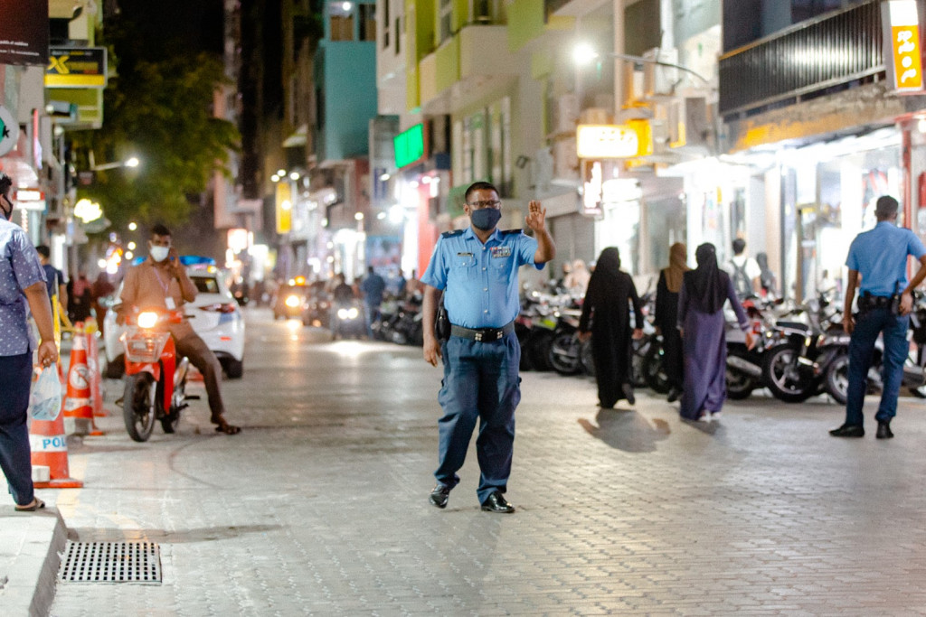 އެކްސިޑެންޓްގައި އަނިޔާވީ ކުނި ކަހަން ހުރި މީހާއަށް؛ ސައިކަލުގައި ތިބި ދެ މީހުން ފިލީ