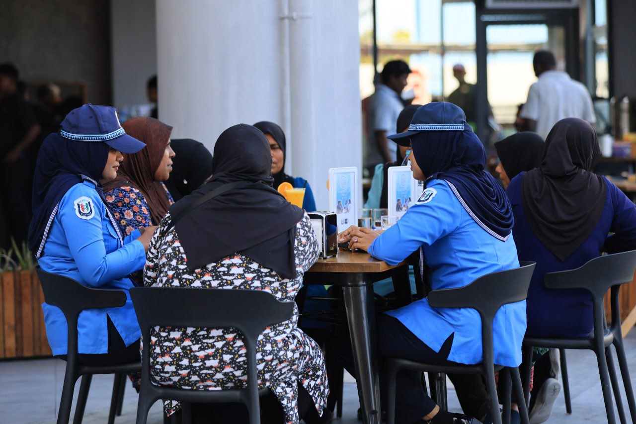 ފުލުހަކާއެކު ކޮފީއެއް ބޯލަން ކުރި އިންތިޒާރު ފެނަށް! ހަރަކާތް ފަސްކޮށްފި