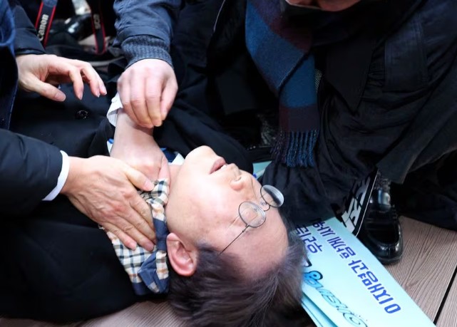 ދެކުނު ކޮރެއާގެ އިދިކޮޅު ލީޑަރުގެ ކަރަށް ވަޅި ހަރައި ޒަހަމްކޮށްލައިފި