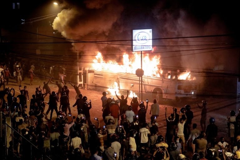 މުޒާހަރާތައް ހޫނުވެ ލަންކާގައި ކާފިއު އިއުލާންކޮށްފި