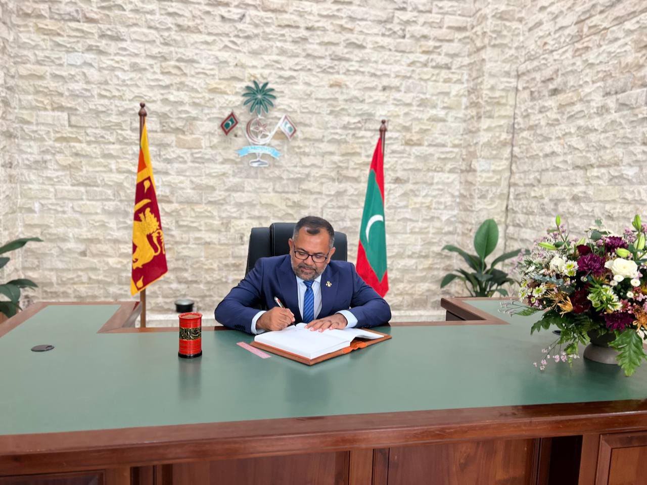 ސްރީ ލަންކާގައި ހުންނަ ރާއްޖޭގެ ހައި ކޮމިޝަނަށް މިނިސްޓަރ ޒަމީރު ޒިޔާރަތް ކުރައްވައިފި