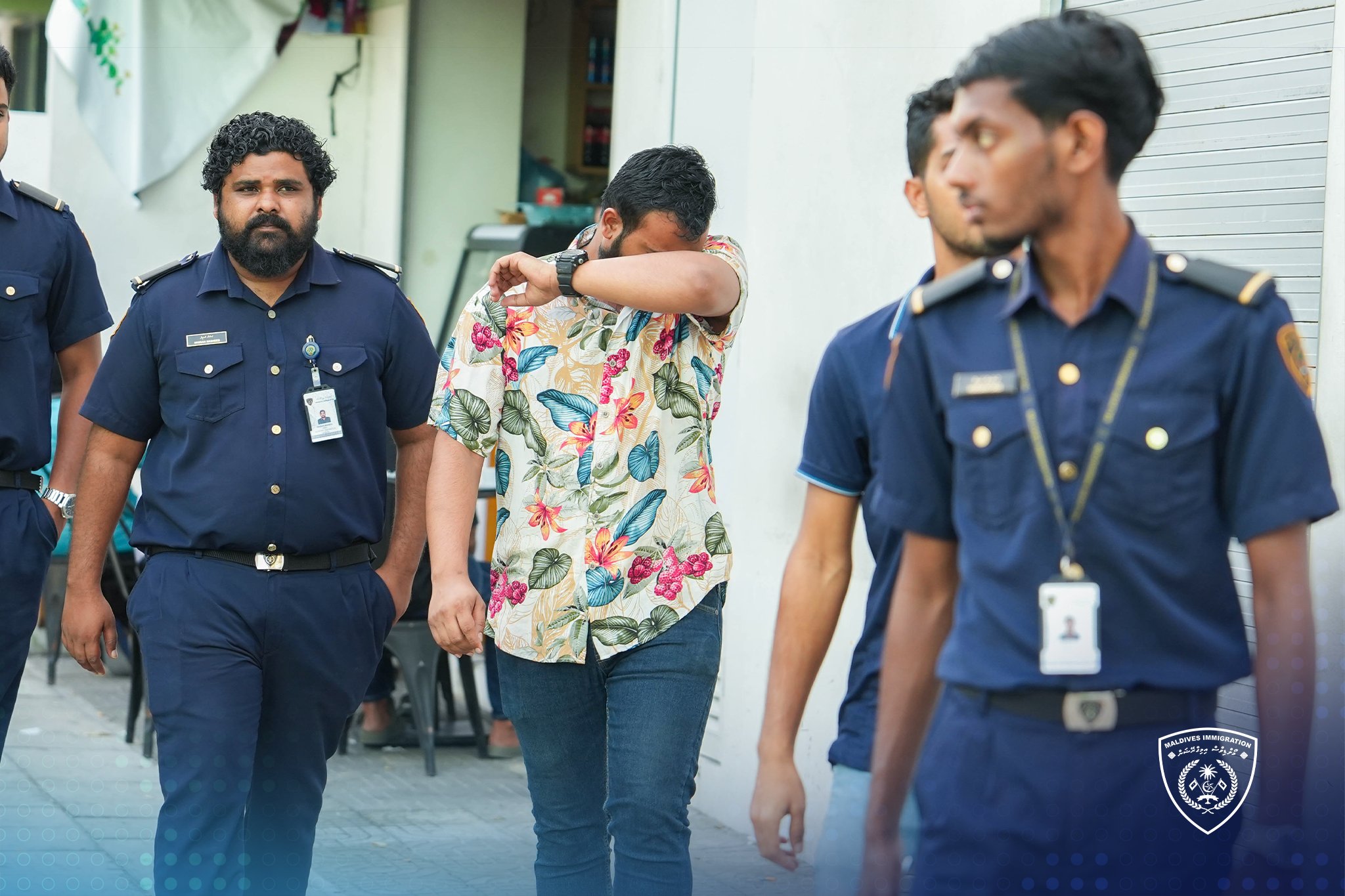 ހުޅުމާލޭގެ ކެފޭތަކެއް ފާސްކޮށް ގަވާއިދާ ޚިލާފަށް އުޅޭ ދެ ބިދޭސީއަކު އަތުލައިގެންފި