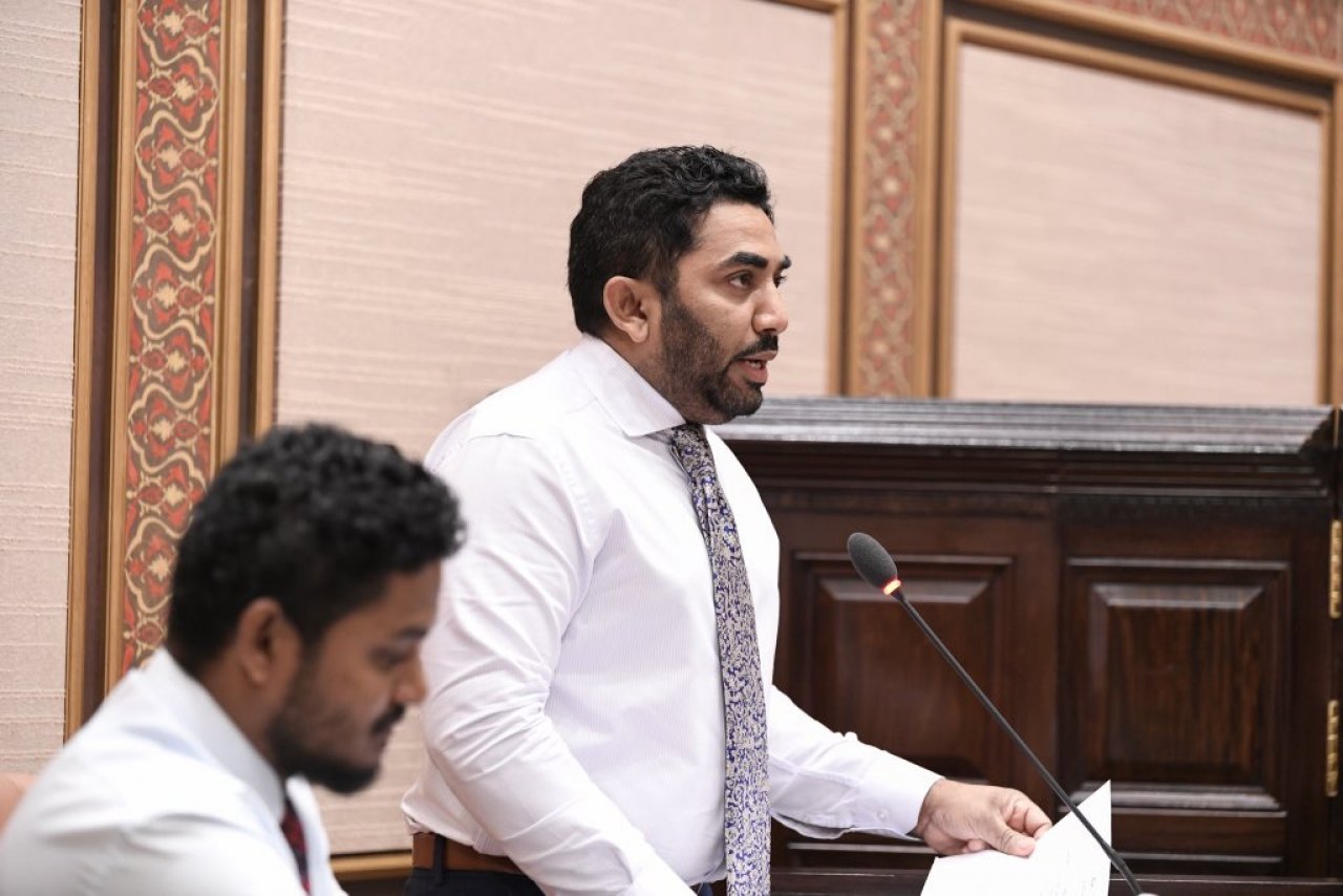 ވެންޓިލޭޓަރުގަތުމުގެ މަސައްކަތާ ގުޅޭގޮތުން އަމީން ވަނީ ގަސްދުގައި މަޖިލީހަށް އޮޅުވާލާފައި: ރިޕޯޓް