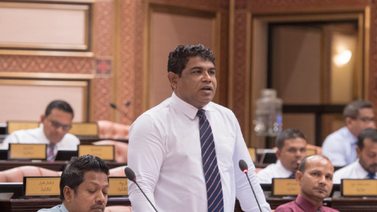 ބޮންޑޭގެ ބޮޑު ތުހުމަތެއް ވަޒީރުންނަށް؛ ވަޒީރުން ކަޅުބާޒާރުގައި ޑޮލަރު ވިއްކާ