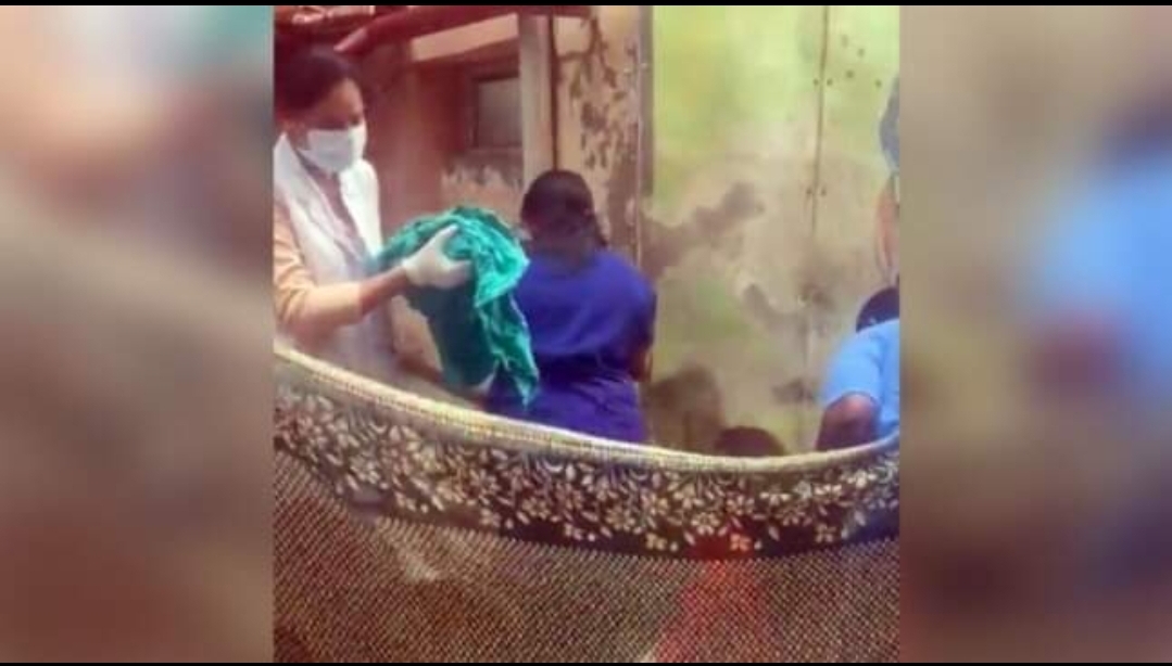 އެޑްމިޓް ކުރުމަށް އިންކާރު ކުރުމުން ހޮސްޕިޓަލްގެ ބޭރުގައި އަންހެނަކު ވިހައިފި