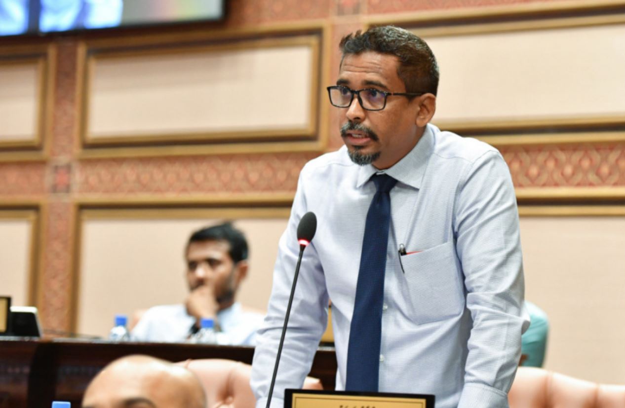 ދަގަނޑޭ މުޢިއްޒަށް ތާއީދުކުރަން ނިންމުމުން މެމްބަރު އިކްރާމަށް ގޯސްވީ މުޢިއްޒު