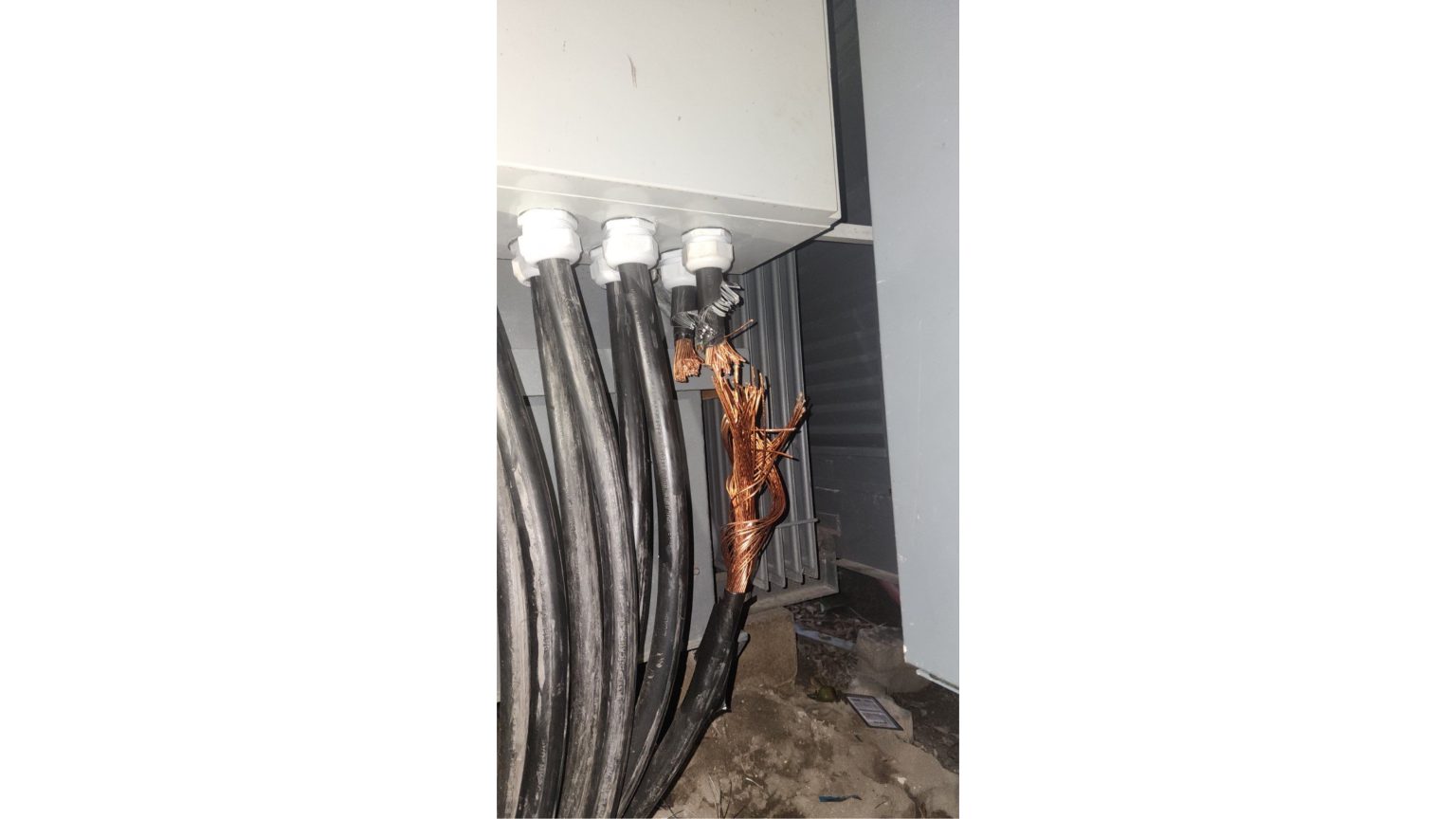 ކަރަންޓު ކޭބަލެއް ބުރިކޮށް ވަގަށް ގެންދިއުމުން މާލެއިން ކަރަންޓު ކެނޑިއްޖެ