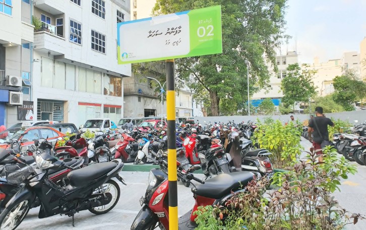 ޕާކިންގް ވައިލޭޝަން ސްޓިކާ ޖަހަން ފަށާކަށް ނޫޅޭ: ފުލުހުން