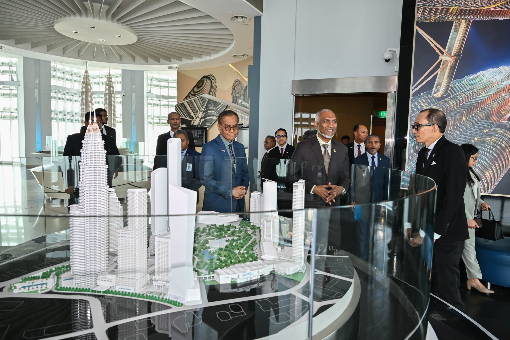 ރައީސް މުޢިއްޒު މެލޭޝިއާގެ ޕެޓްރޮނާސް ޓްވިން ޓަވަރަށް ޒިޔާރަތް ކުރަށްވައިފި