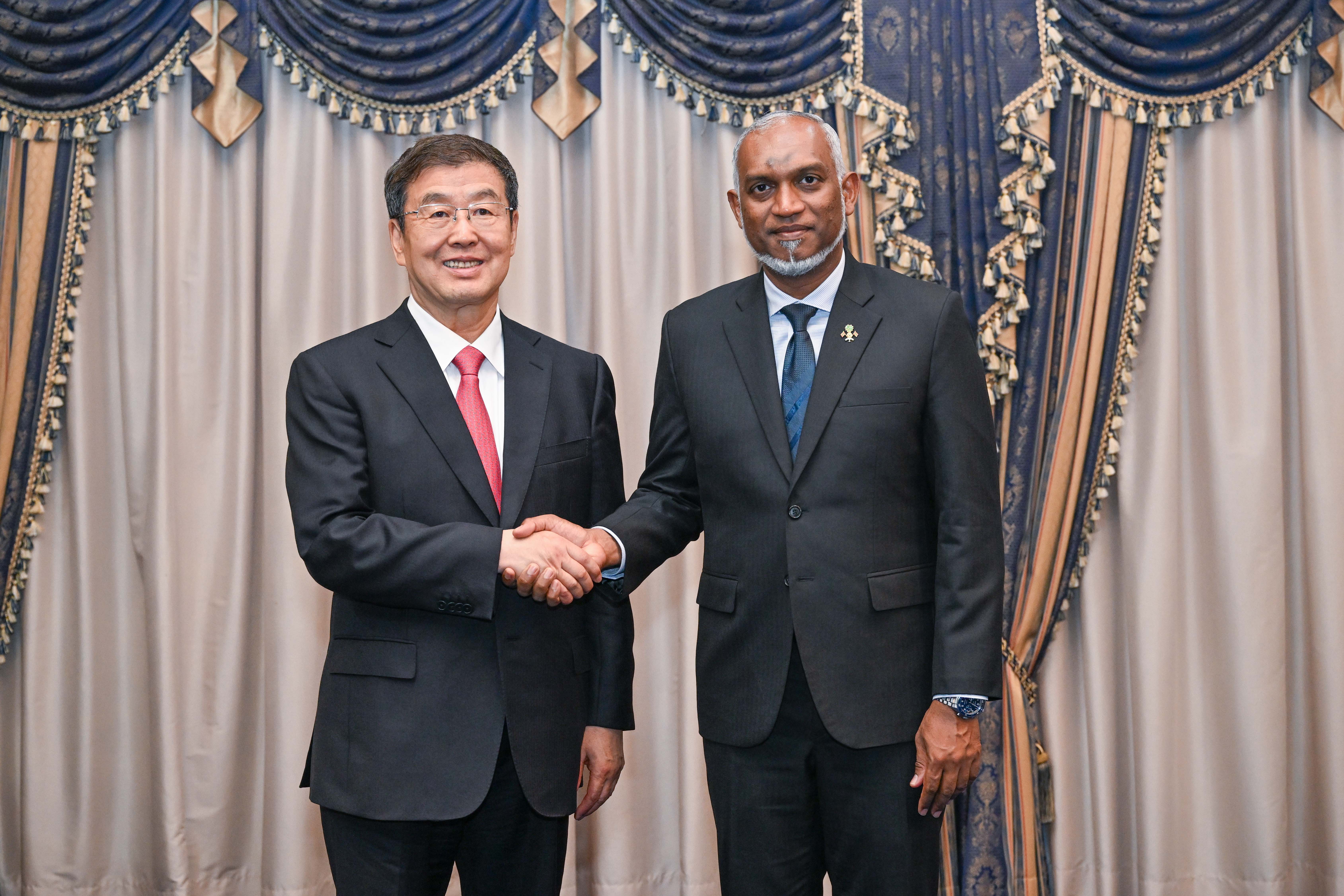 ޗައިނީޒް ޕީޕަލްސް ޕޮލިޓިކަލް ކޮންސަލްޓޭޓިވް ކޮންފަރެންސްގެ ވައިސް ޗެއާ ރައީސް މުޢިއްޒާ ބައްދަލުކުރައްވައިފި