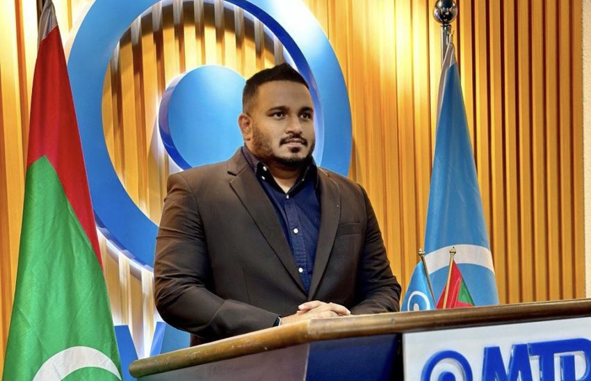 ޔާމީން ގަބޫލެއް ނުކުރައްވާ ބުރިޖު އެޅިދާނެކަމަކަށް؛ ރައީސާ ދޭތެރޭ ގެންގުޅެނީ ޒާތީކަމެއް: އަދީބު